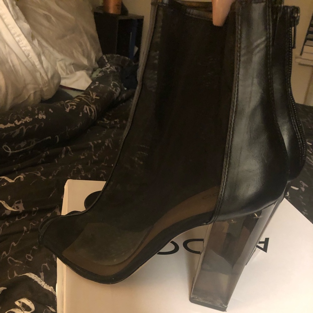 Ankle boot/peep toe heel.
